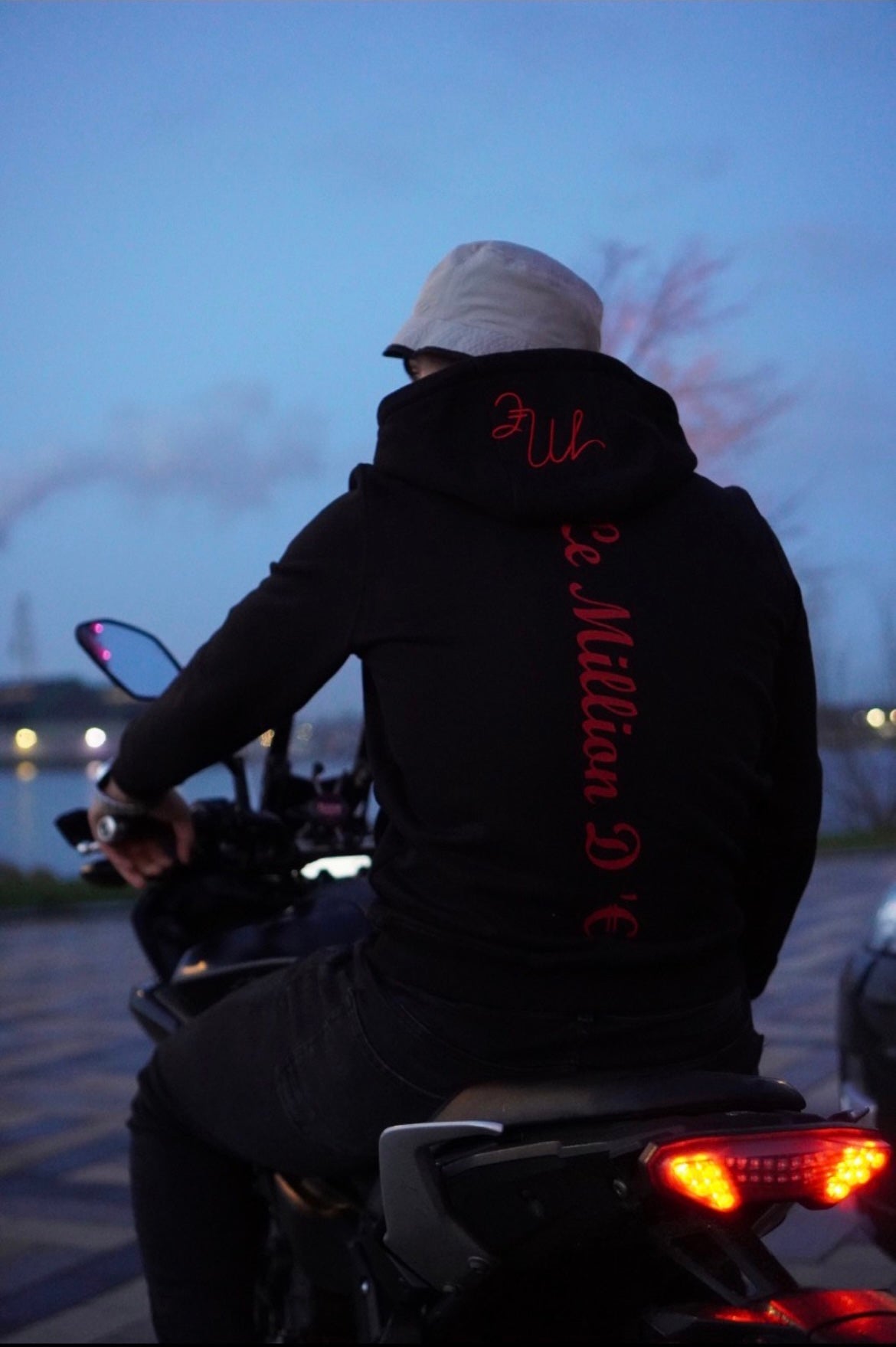 SWEATER MET CAPUCHON "LE MILLION D'€"