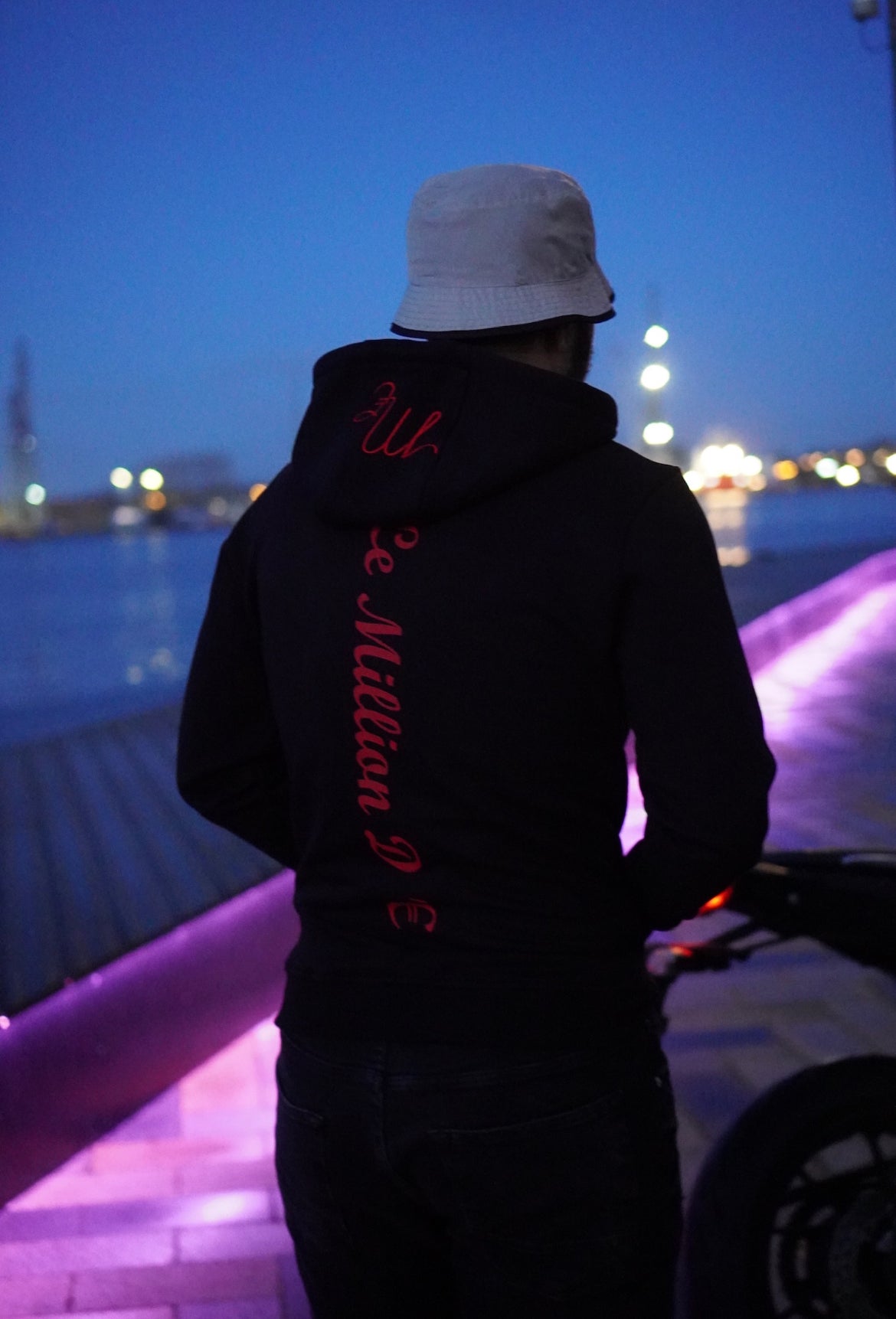 SWEATER MET CAPUCHON "LE MILLION D'€"
